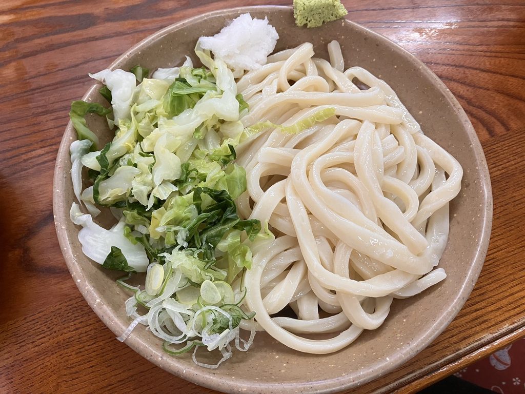 麺許皆伝の吉田うどん。キャベツなどの具材が入った冷やしうどん
