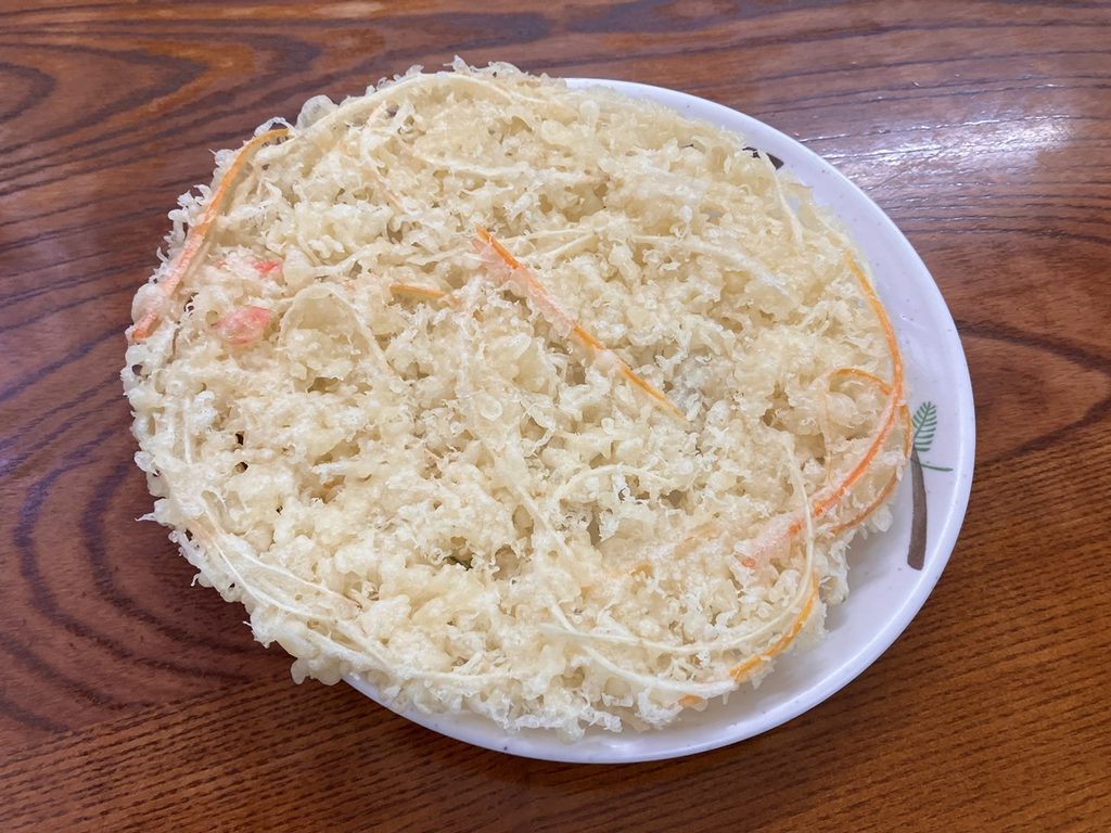 山梨県の麺許皆伝で提供された大きなかき揚げ天ぷら