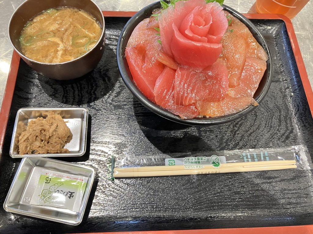 和歌山県の勝浦漁港にぎわい市場にある鮪の脇口で食べた元祖もち鮪丼