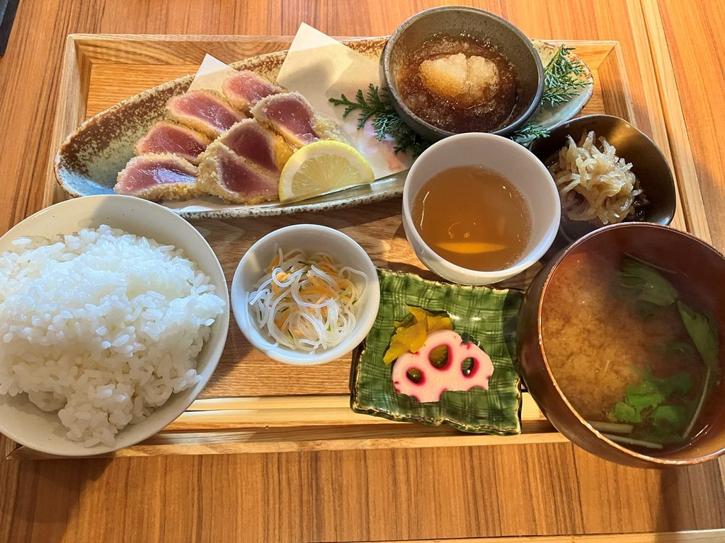紀伊勝浦のbodaiで食べた、レアに揚げた鮪中とろカツとご飯