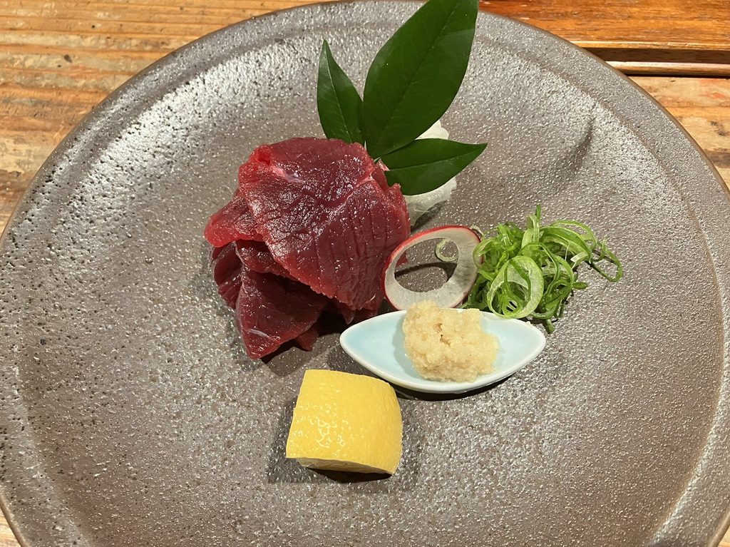 高知の居酒屋大黒堂で味わったクジラ肉