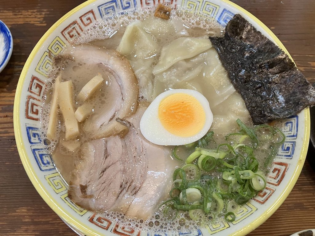 福岡県久留米市の大砲ラーメン本店で食べた豚骨ワンタンメン