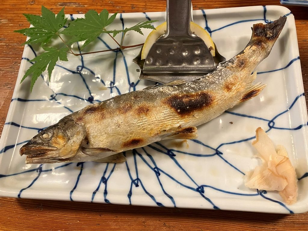 長野県の酒楽亭たきょうで注文したアユの塩焼き