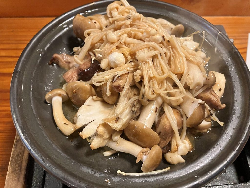 長野県の酒楽亭たきょうで注文したきのこ料理