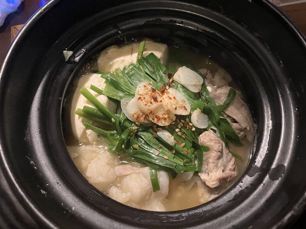 simaくうまのニラや豆腐が入ったもつ鍋