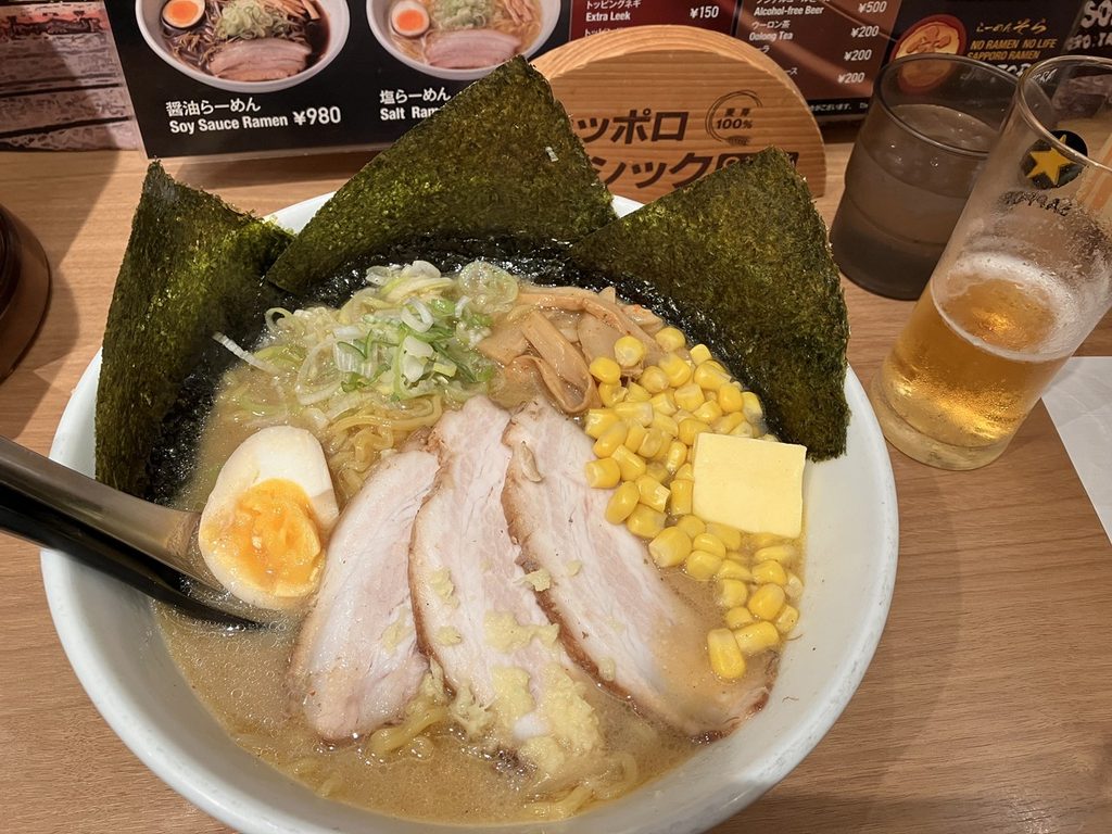 新千歳空港のらーめん空で食べたチャーシューや味玉がのった全部のせ味噌ラーメン