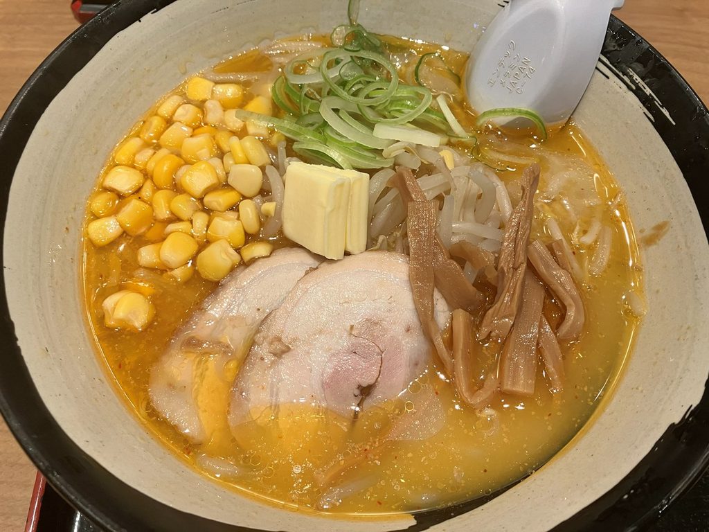 新千歳空港の札幌ラーメン雪あかりで食べた味噌バターコーンラーメン