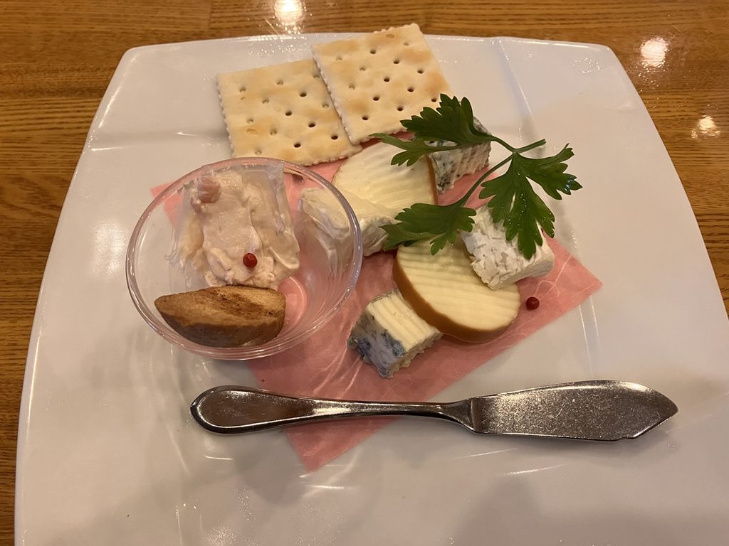 函館ビヤホールで食べたクラッカーや生ハムを添えたチーズの盛り合わせ