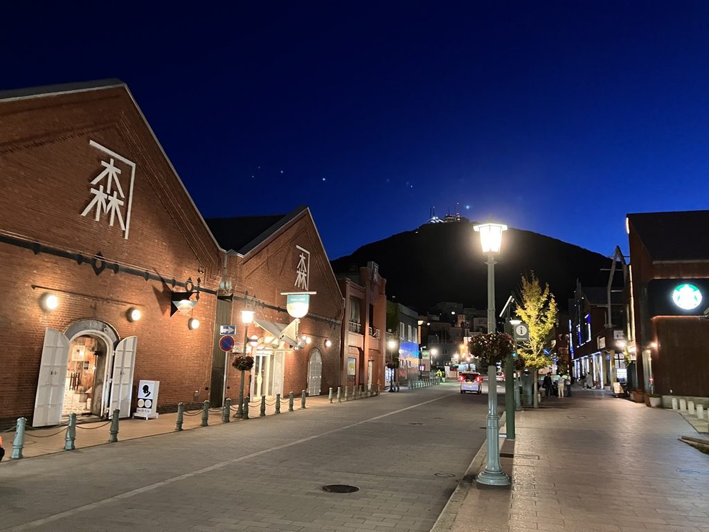 夜の函館金森赤レンガ倉庫と函館山の風景