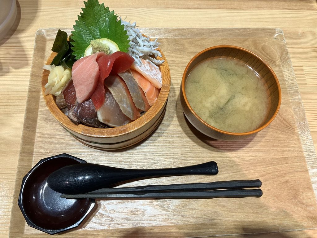 宮城県のふぃっしゃーまん亭で食べた、マグロやサーモンなどの刺身が盛られたふぃっしゃーまん丼と味噌汁