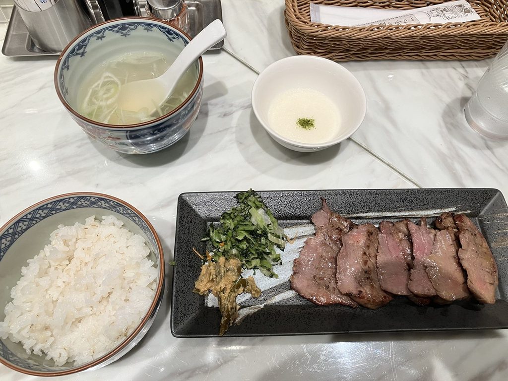 仙台駅の伊達の牛たん本舗で食べた極厚芯たん定食。厚切り牛タン、麦飯、テールスープ、とろろ