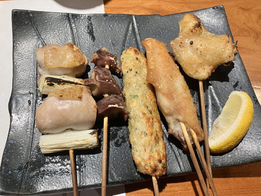 会津若松の彩喰彩酒 會津っこで食べた、鶏肉やつくねなどの串焼き盛り合わせ