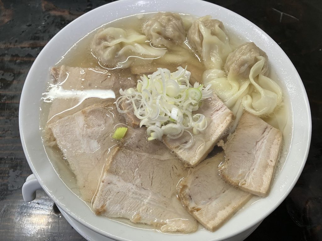会津若松のうえんで山鹿店で食べた、ワンタンとチャーシューがたっぷりのった会津山塩らぁ麺