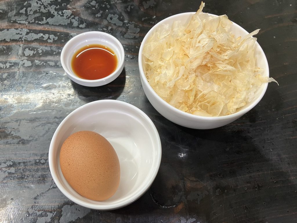 会津若松のうえんで山鹿店で注文した、鰹節が山盛りの鶏節ご飯と生卵