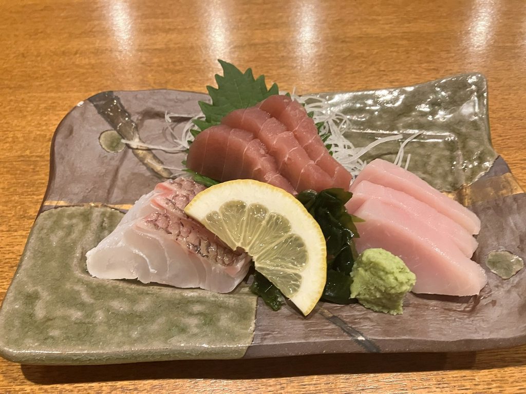 銚子のきょんまるで注文した新鮮な魚介の刺身盛り合わせ