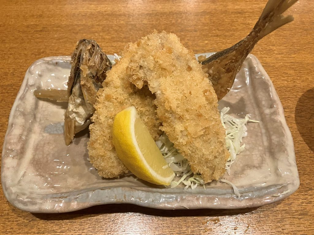 銚子のきょんまるで食べた、アジを丸ごと揚げた名物アジフライ