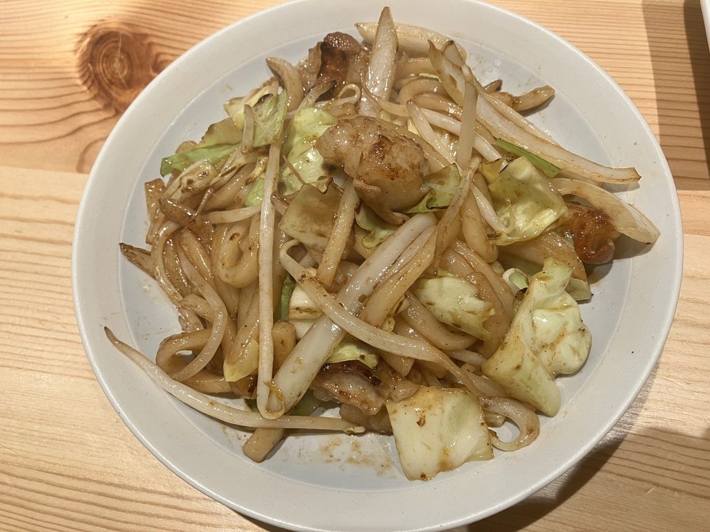 岡山の日本酒バル花門で食べたご当地料理のホルモンうどん