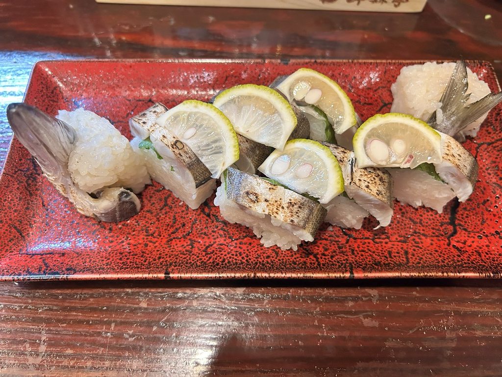 高知の酔鯨亭で食べたカマスの炙り寿司