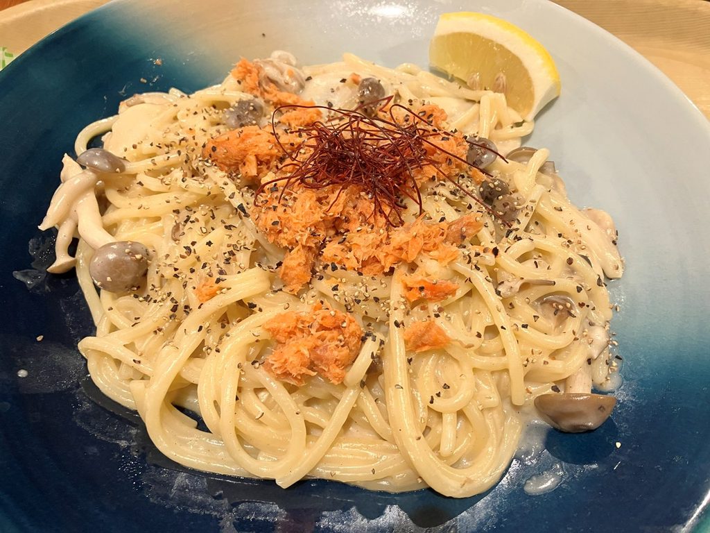 おれんじ えひめの船内レストランで注文した鮭のクリームパスタ