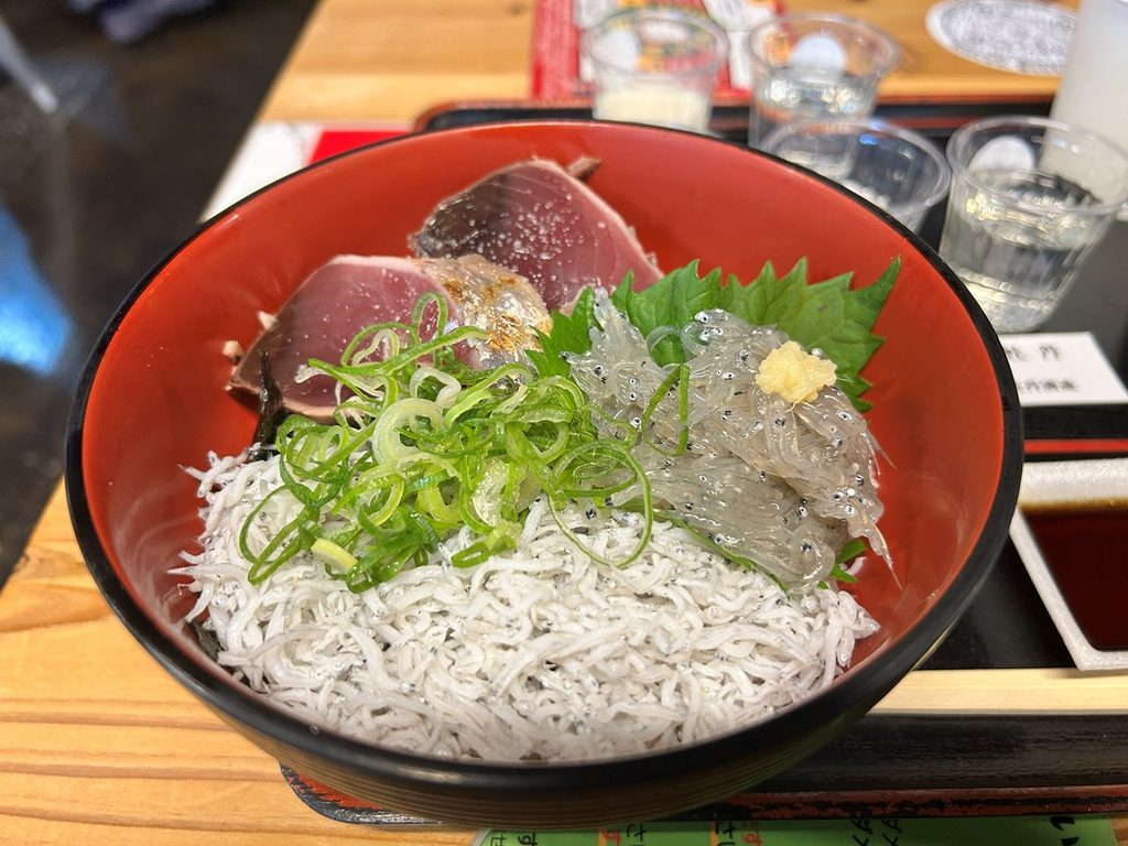 高知のひろめ市場にあるはちきんで食べた土佐丼