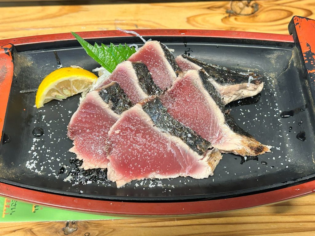 高知のひろめ市場にあるやいろ亭で食べたカツオの塩たたき