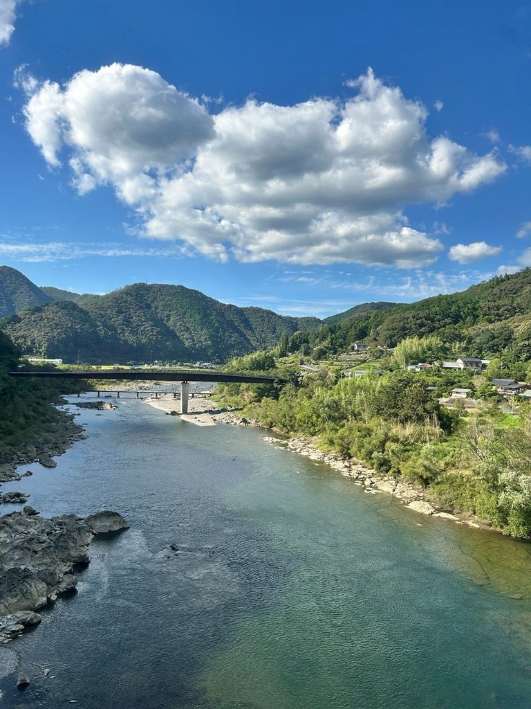 JR予土線の車窓から眺めた四万十川沿いの山間風景