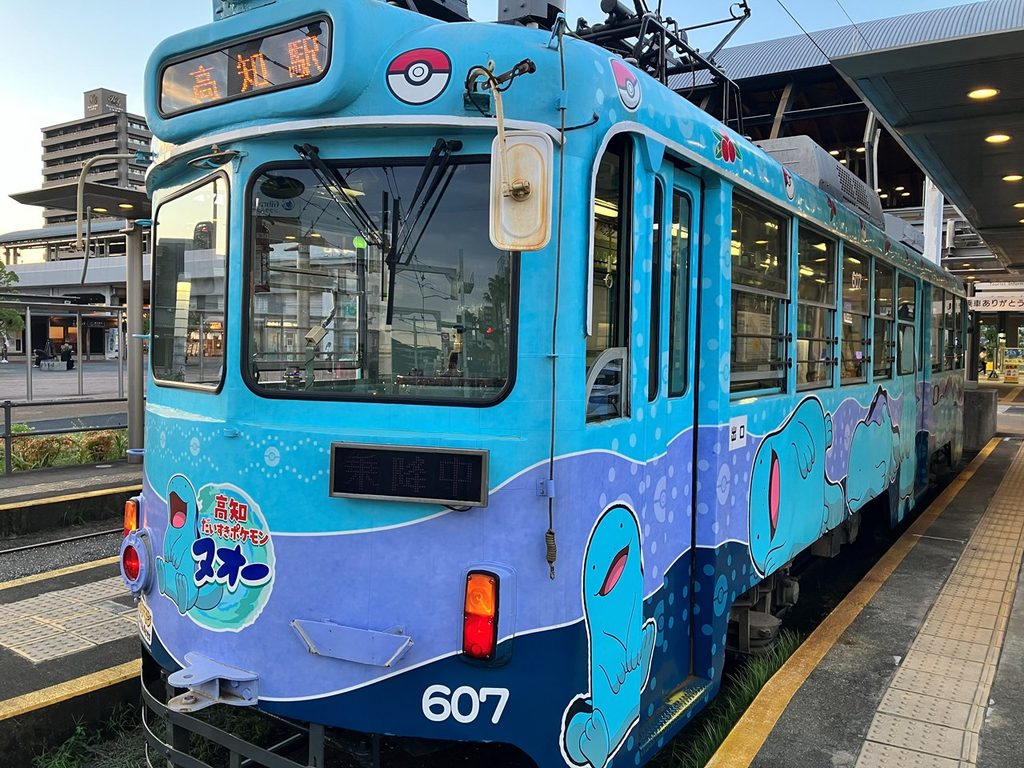 高知市内を走るとさでん交通の路面電車