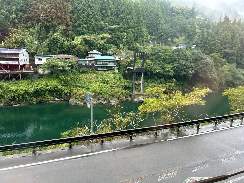 JR土讃線の車窓から眺めた四国の山間風景1