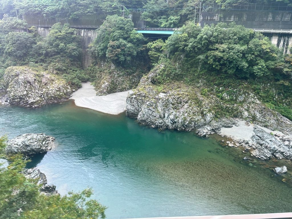 JR土讃線の車窓から眺めた四国の山間風景3